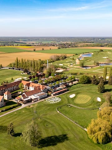 Deux golfeurs devant un ancien corps de ferme - Golf Cr&eacute;cy-la-Chapelle - Domaine de Crecy