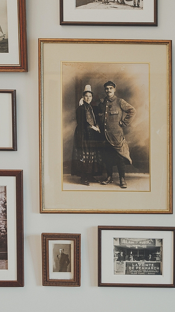 Manoir de Kerlut - Vintage photo frames containing old family photos