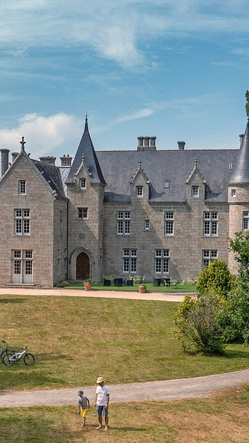 Manoir de Kerlut - View of the manor and large park