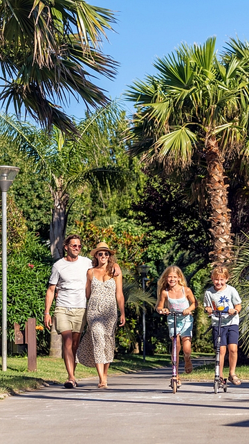 Camping la Sirène - Gezin op een voetgangerspad