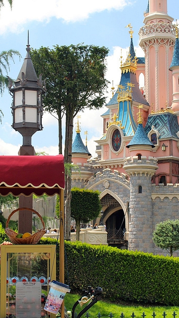 Marchand de glaces devant le Château de la Belle au Bois Dormant - Disneyland® Paris