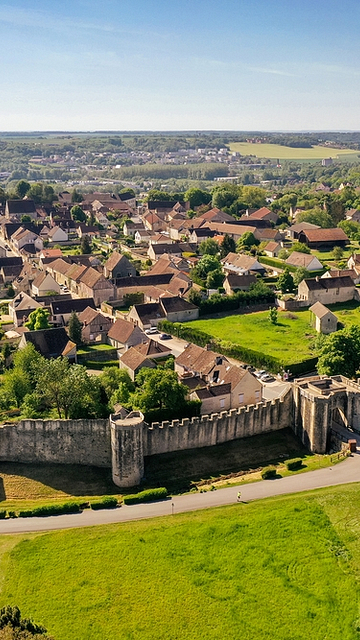 Vue aérienne sur la cité médiévale de Provins en Seine et Marne - Provins