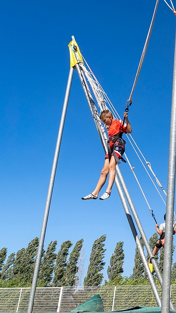 la Sirène campsite - Activities and entertainment - Children doing bungee jumping