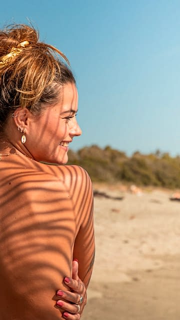 Domaine de Bagheera, Strand, eine Frau, die das Meer betrachtet