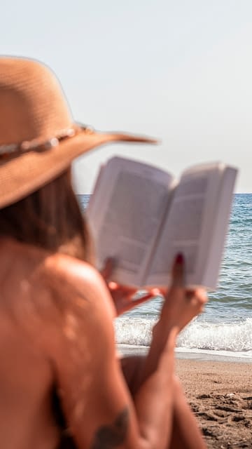 Domaine de Bagheera, Plage, Femme qui lit sur la plage