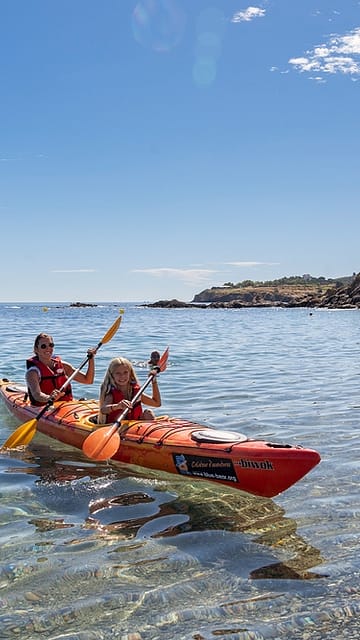 Camping Le Bois de Valmarie - Famille faisant du canoë sur la mer Méditerranée