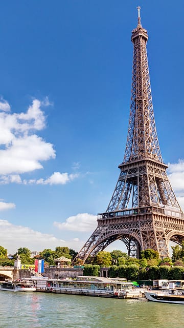 Vue des péniches et de la Tour Eiffel - Paris