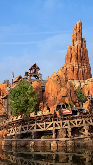 Attractie Big Thunder Mountain. Achtbaan - Disneyland® Parijs