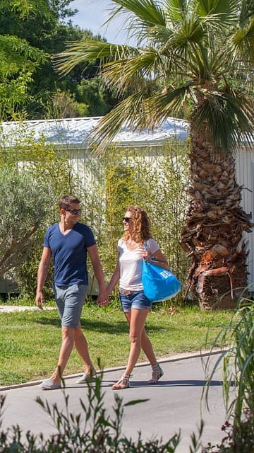 Camping La Sirène - Alojamientos - Pareja en los caminos peatonales