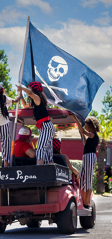 Camping Californie Plage - The kids and teens clubs - Children dressed up as pirates
