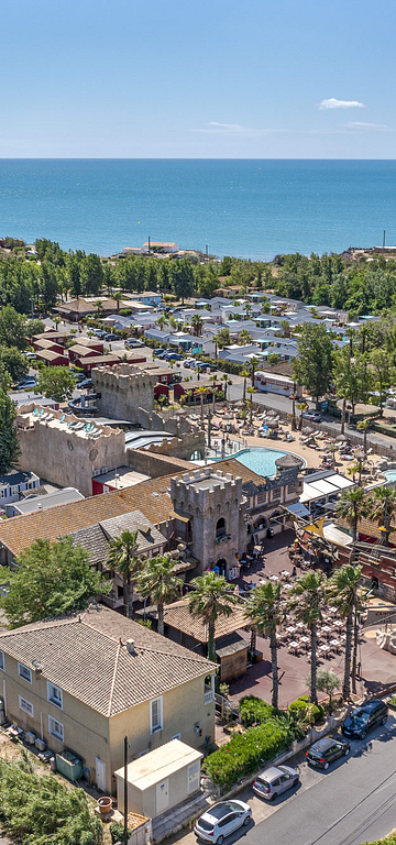 Camping Californie Plage - Het terrein - Algemene luchtfoto van het dorpscentrum, de accommodaties en het strand