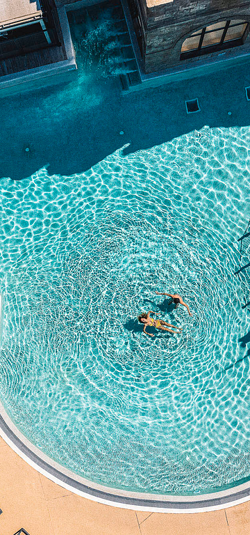 Camping Californie Plage - L\'espace aquatique - Vue aérienne de la piscine extérieure et de l\'aire de jeux aquatique