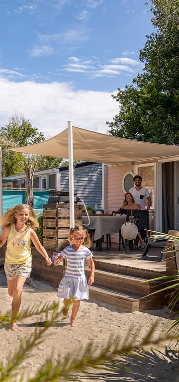 Camping Californie Plage - Galerie photo - Ext&eacute;rieur et terrasse d\'un h&eacute;bergement Premium