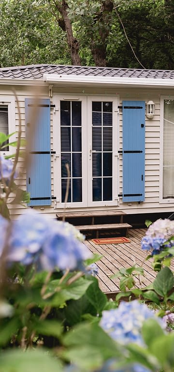 Camping Zelaia - Vue de la terrasse entour&eacute;e d\'un h&eacute;bergement par la v&eacute;g&eacute;tation