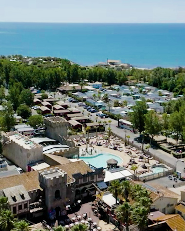 Camping Californie Plage - Video - The swimming pool area and the view towards the sea