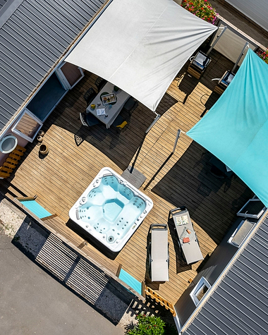 Camping Californie Plage - Hébergements - Mobil-home Caïcos Spa Tribu Premium - Vue aérienne de la grande terrasse