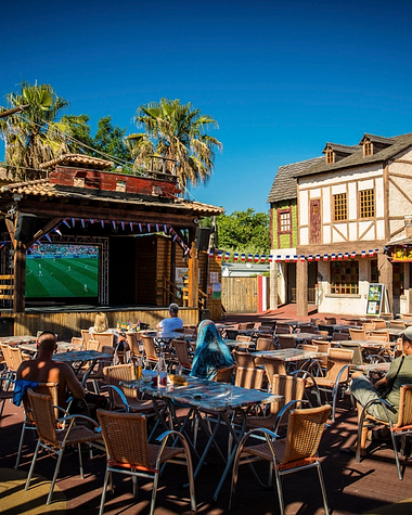 Camping Californie Plage - Le cœur de village - Vue de la place des pirates avec scène de spectacle