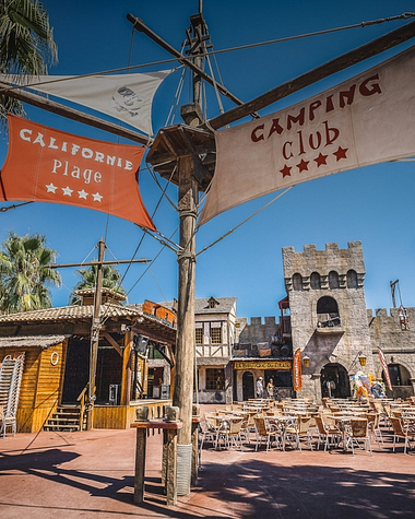 Camping Californie Plage - Het waterpark - Het dorpscentrum met een decoratie in piratenthema
