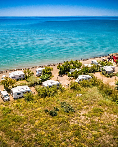 Camping Californie Plage - Staanplaatsen - Luchtfoto van de staanplaatsen aan zee