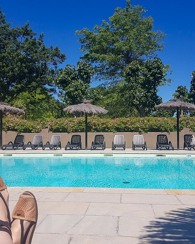 Camping Zelaia - La piscine - Détente sur un des transats de la piscine