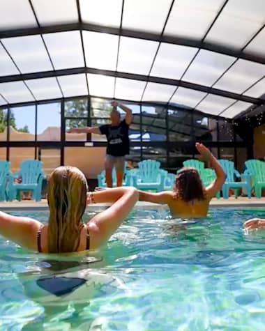 Campingplatz Californie Plage - Video - Aktivität Wassergymnastik im überdachten Swimmingpool