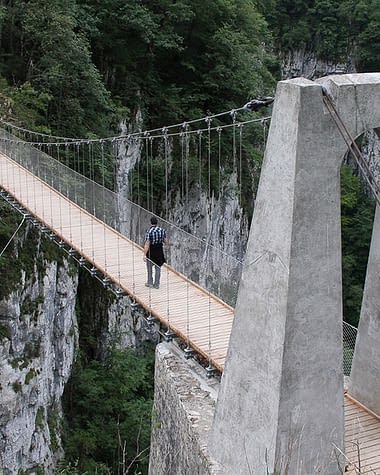 Camping Zelaia - Randonn&eacute;e sur la passerelle d&rsquo;Holzarte