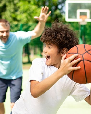 Camping Zelaia - Partie de Basketball en famille