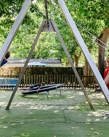Camping Zelaia - Club enfants - Activité extérieure avec l\'animatrice du club enfants
