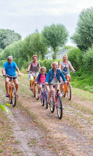 Camping les Aubépines - family bike ride