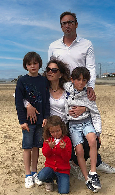 Camping Le Ridin bij Le Crotoy, de familie Doudoux aan het strand, Isabelle, Cédric en hun kinderen