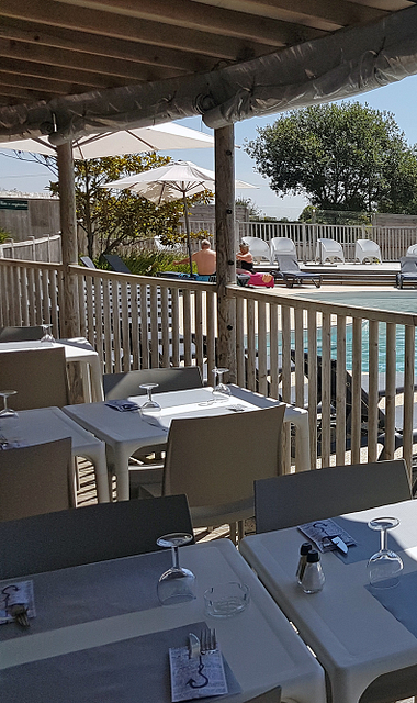 Camping Le Ridin bij Le Crotoy, catering, bar-restaurant \"Le Maycoq\" met zicht op het zwembad ©Nicolas Bryant