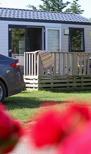 Camping Le Ridin Le Crotoy, enfants jouant dans le jardin d\'un cottage