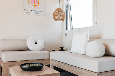 Vue du salon - Lodge ö - côté cuisine - pour des vacances au Domaine de Mesqueau