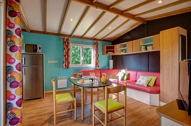 Campingplatz Les Mouettes - Mietunterkünfte - Chalet Canopia Premium, 6 Personen, 3 Schlafzimmer, 1 Badezimmer - Wohnzimmer