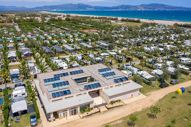 Amfora campsite - The campsite - Aerial view of a sanitary block, the pitches and beach