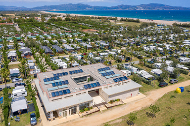 Camping Amfora - El camping - Vista aérea de un bloque sanitario, parcelas y la playa