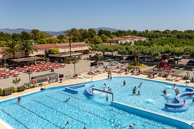 Camping Amfora - Il parco acquatico - Vista della piscina con vasche idromassaggio