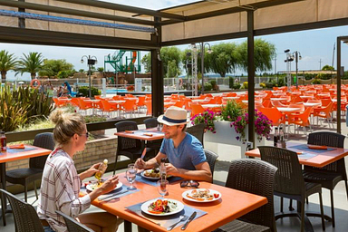 Camping Amfora - Bars et Restaurants - Terrasse du restaurant avec vue sur la piscine