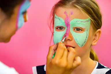 Amfora campsite - Everything for children - Activity leader does face painting for a child