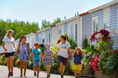 Camping Amfora - Tout pour les enfants - Les animateurs et les enfants dans les allées arborées du camping