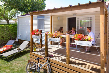 Camping Amfora - Alojamientos - Gran terraza cubierta de un alojamiento Premium