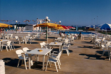 Amfora campsite - History of the campsite - Terrace near the swimming pool during the 1980s