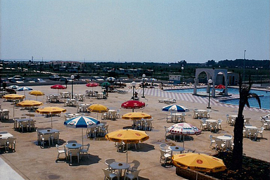 Camping Amfora - Historia del camping - Plaza principal y piscina en los años 1980