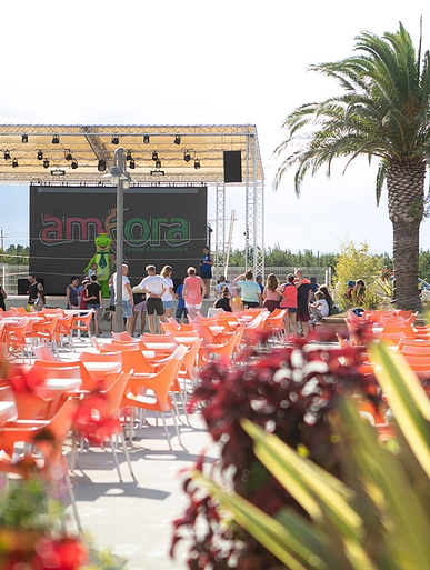 Amfora campsite - Activities and entertainment - View of the restaurant terrace and the stage