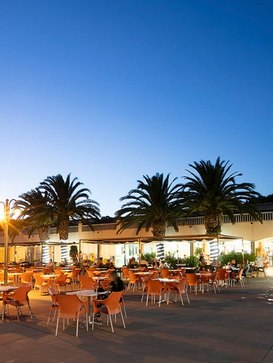 Camping Amfora - Le camping - Grande place centrale avec terrasse et scène de spectacle