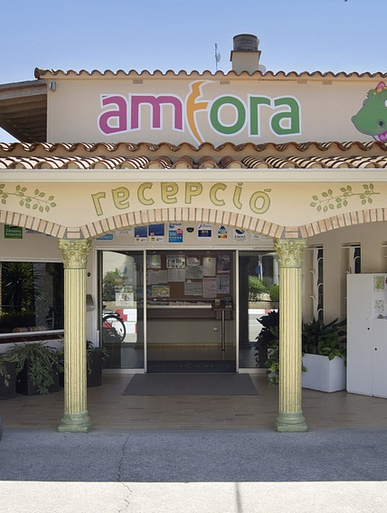 Camping Amfora - Servicios y tiendas - Vista exterior de la recepción