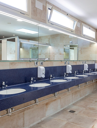 Amfora campsite - Services and shops - Showers and washbasins in one of the 4 sanitary facilities