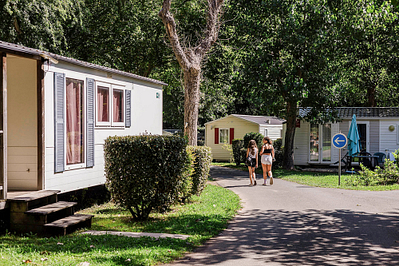 Camping Zelaia - Camping - Promenade dans les allées du quartier des mobil-homes confort