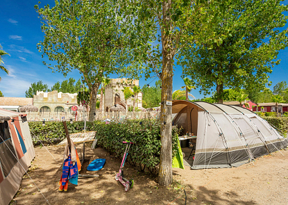 Camping Californie Plage - Le cœur de village - Emplacement tente près de l\'espace aquatique
