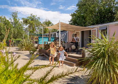 Camping Californie Plage - Hébergements - Mobil-home Caïcos Premium - Extérieurs végétalisés